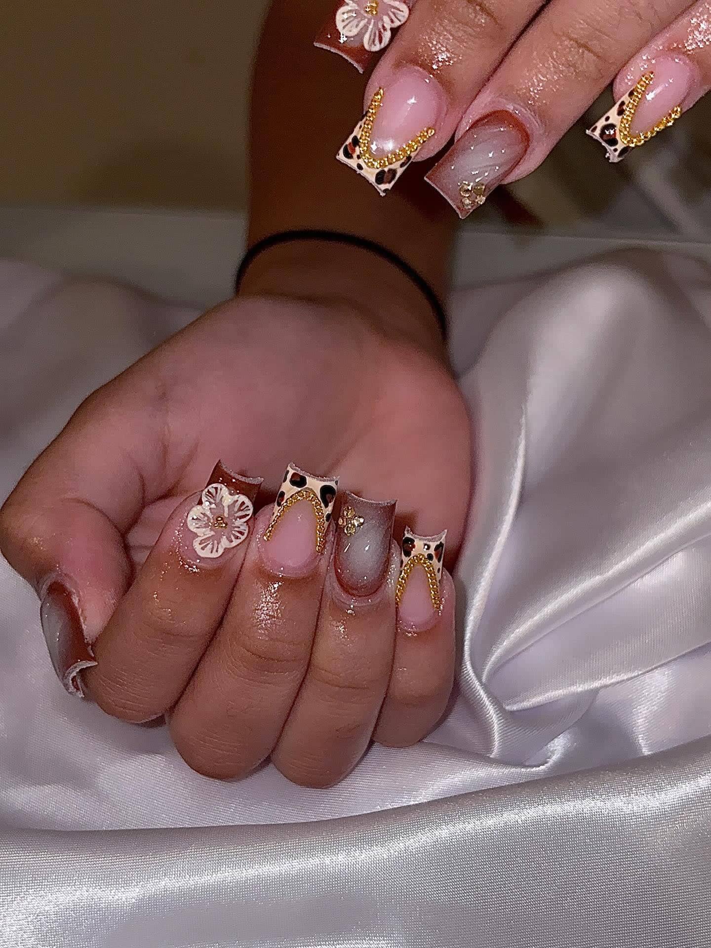 Square set with brown French tips, leopard-print accents, gold chain V-details and a white 3D flower.